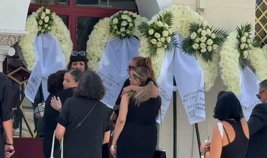 Δημήτρης Κόκοτας: Συντετριμμένη η σύζυγός του στο τελευταίο αντίο – Βαρύ το κλίμα στην κηδεία