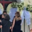 Δημήτρης Κόκοτας: Συντετριμμένη η σύζυγός του στο τελευταίο αντίο – Βαρύ το κλίμα στην κηδεία
