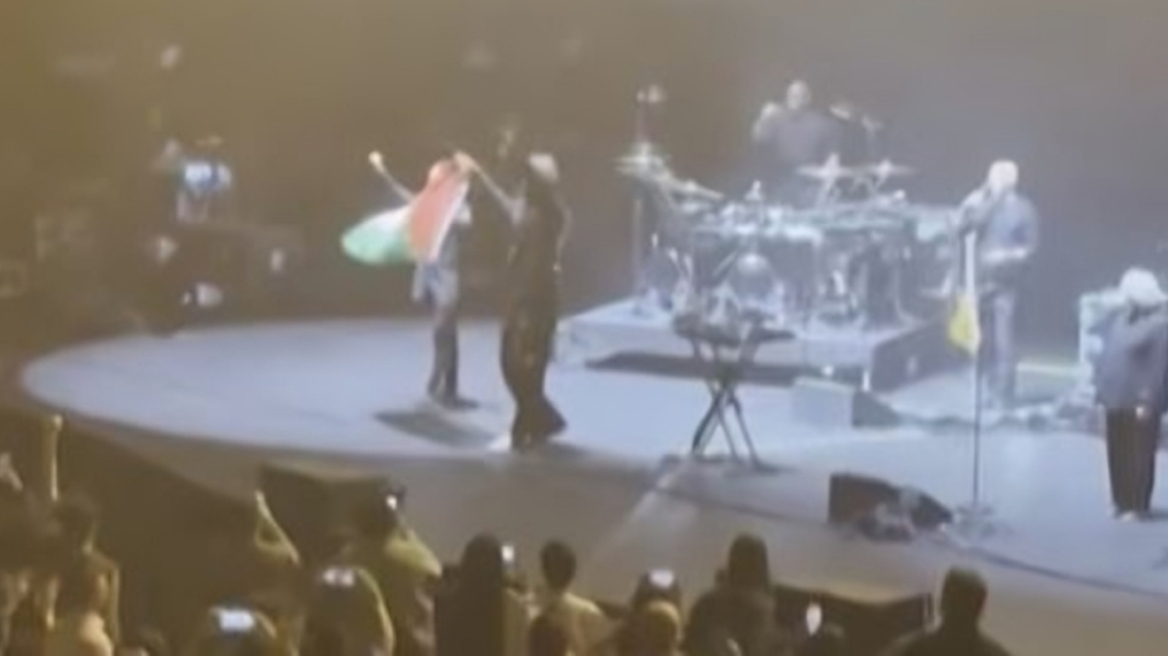 Massive Attack: Απαγορεύτηκε η είσοδός τους στη Σιγκαπούρη μετά την ύψωση παλαιστινιακής σημαίας σε συναυλία