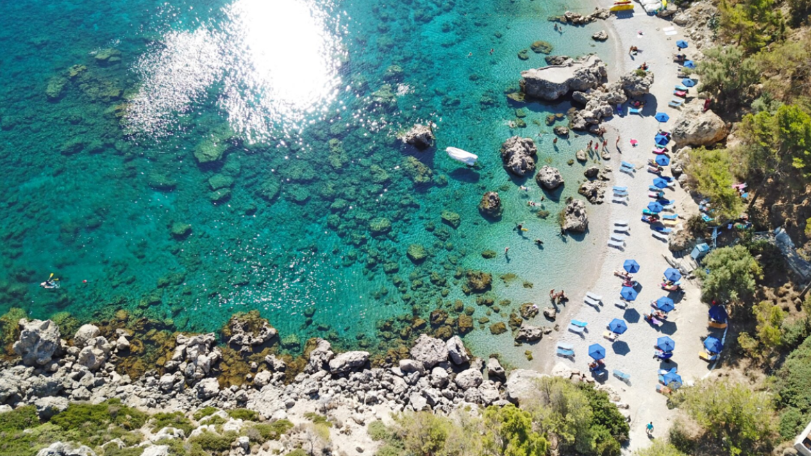 Ρόδος: Απομακρύνθηκε επιχείρηση από την παραλία Άντονι Κουίν – Είχε αναπτύξει ομπρελοκαθίσματα χωρίς μίσθωμα
