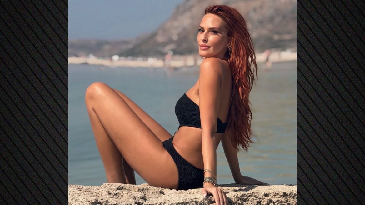 Σίσσυ Χρηστίδου: Φωτογραφήθηκε με μαύρο μονοκίνι σε παραλία στα Χανιά