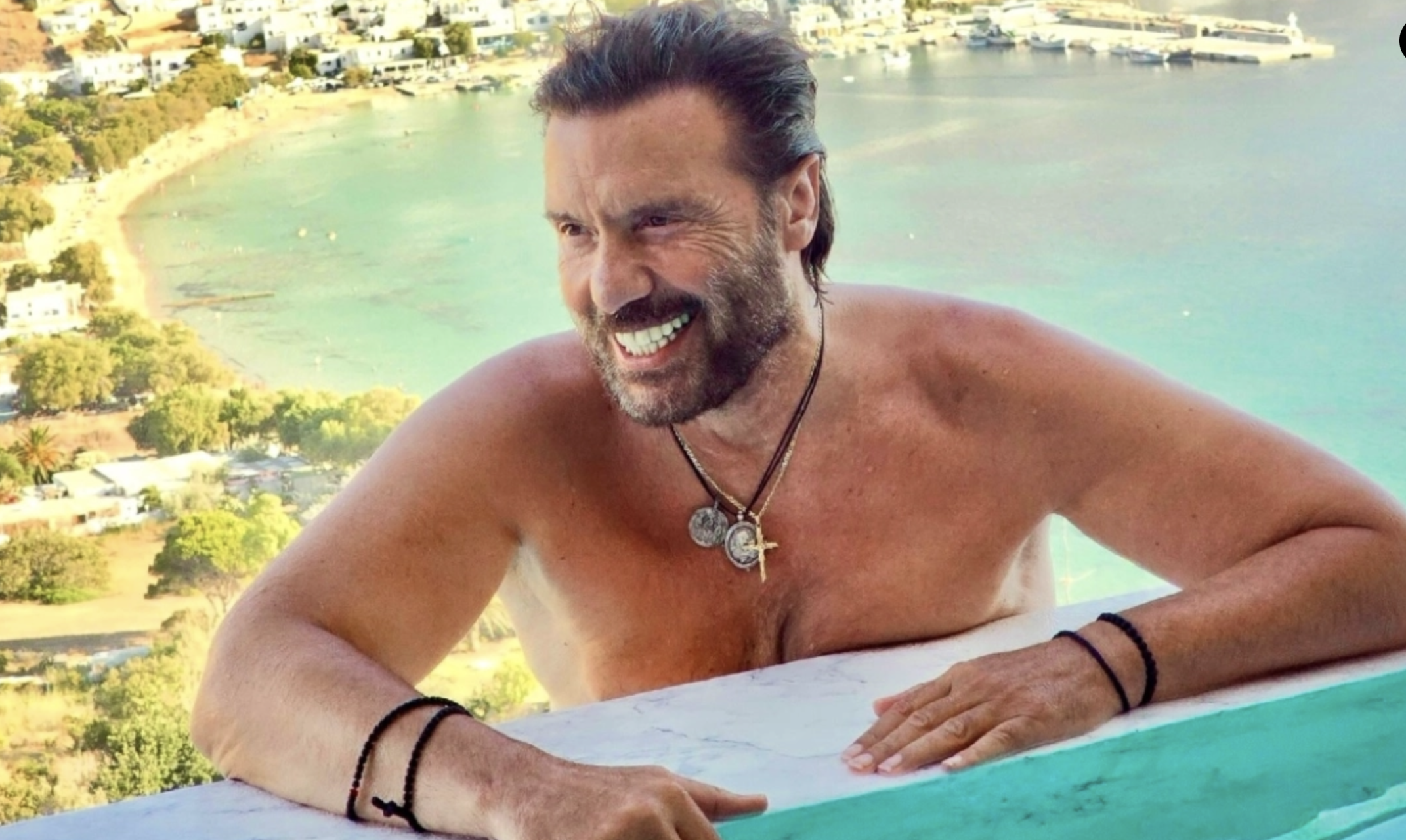 Στράτος Τζώρτζογλου: Απολαμβάνει το καλοκαίρι στην Αμοργό – Οι εικόνες από τις διακοπές του Στράτος Τζώρτζογλου: Απολαμβάνει το καλοκαίρι στην Αμοργό – Οι εικόνες από τις διακοπές του