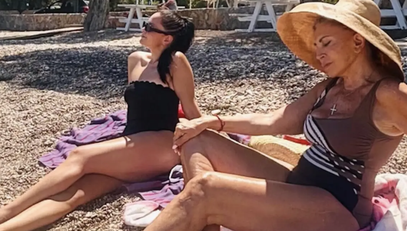 Μιμή Ντενίση: Καλοκαιρινές στιγμές με τη Μαριτίνα στον Θεολόγο – Η φωτογραφία από την παραλία