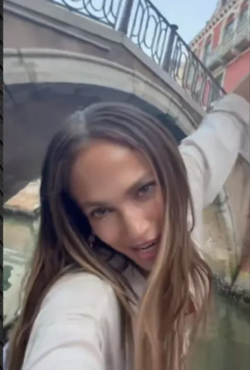 Τζένιφερ Λόπεζ: Ερμήνευσε το θρυλικό «Like a Virgin» πάνω σε γόνδολα στη Βενετία