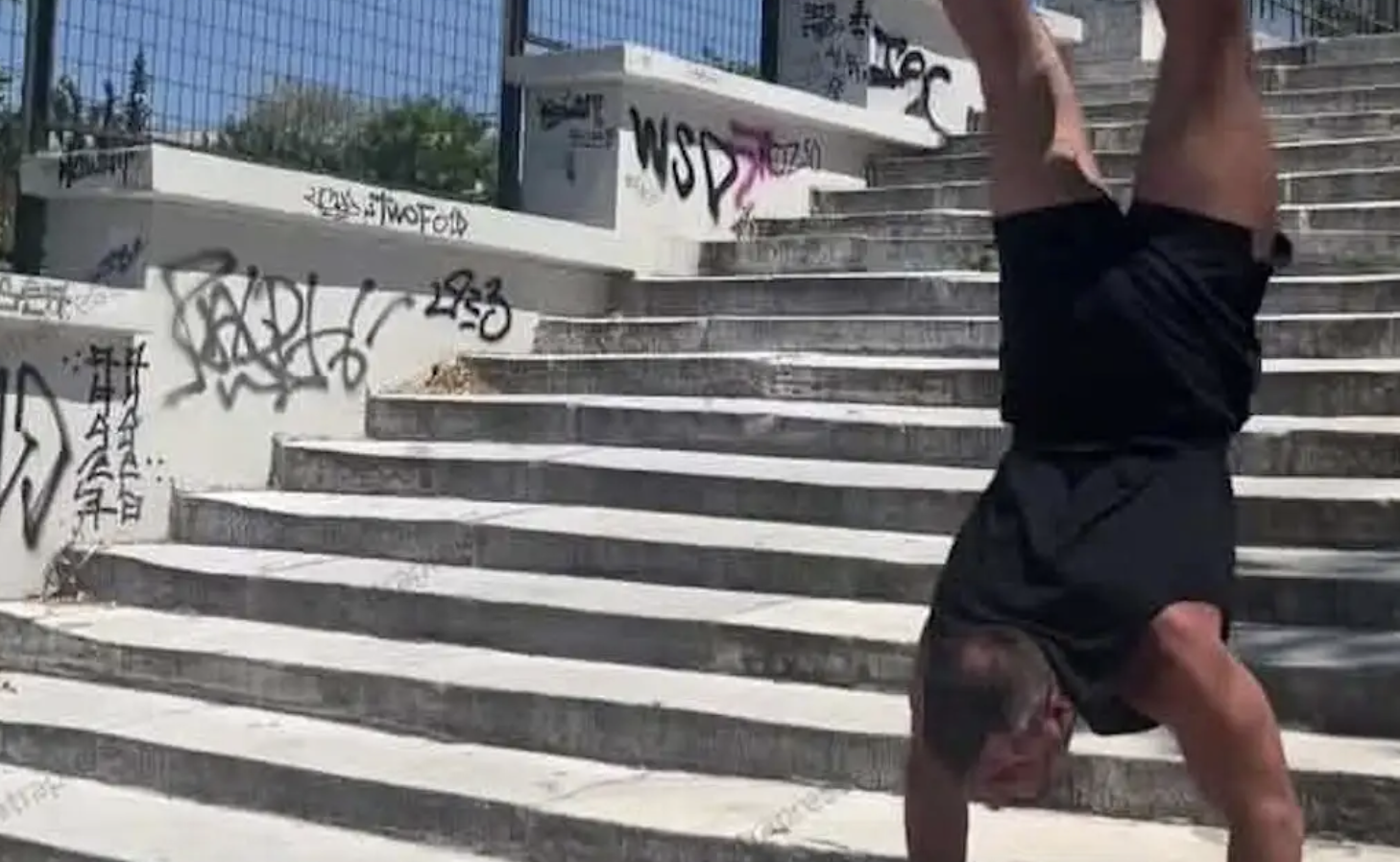 Πάτρα: Viral έγινε η εντυπωσιακή κατάβαση 206 σκαλοπατιών μόνο με τα χέρια