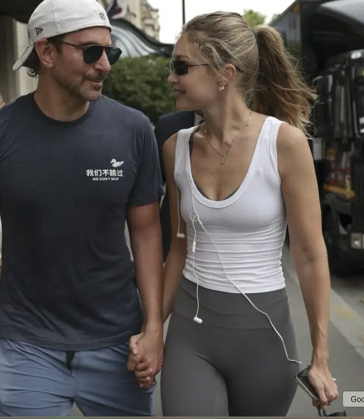 Gigi Hadid: Τα sneakers που φόρεσε και αναμένεται να κυριαρχήσουν το φετινό φθινόπωρο