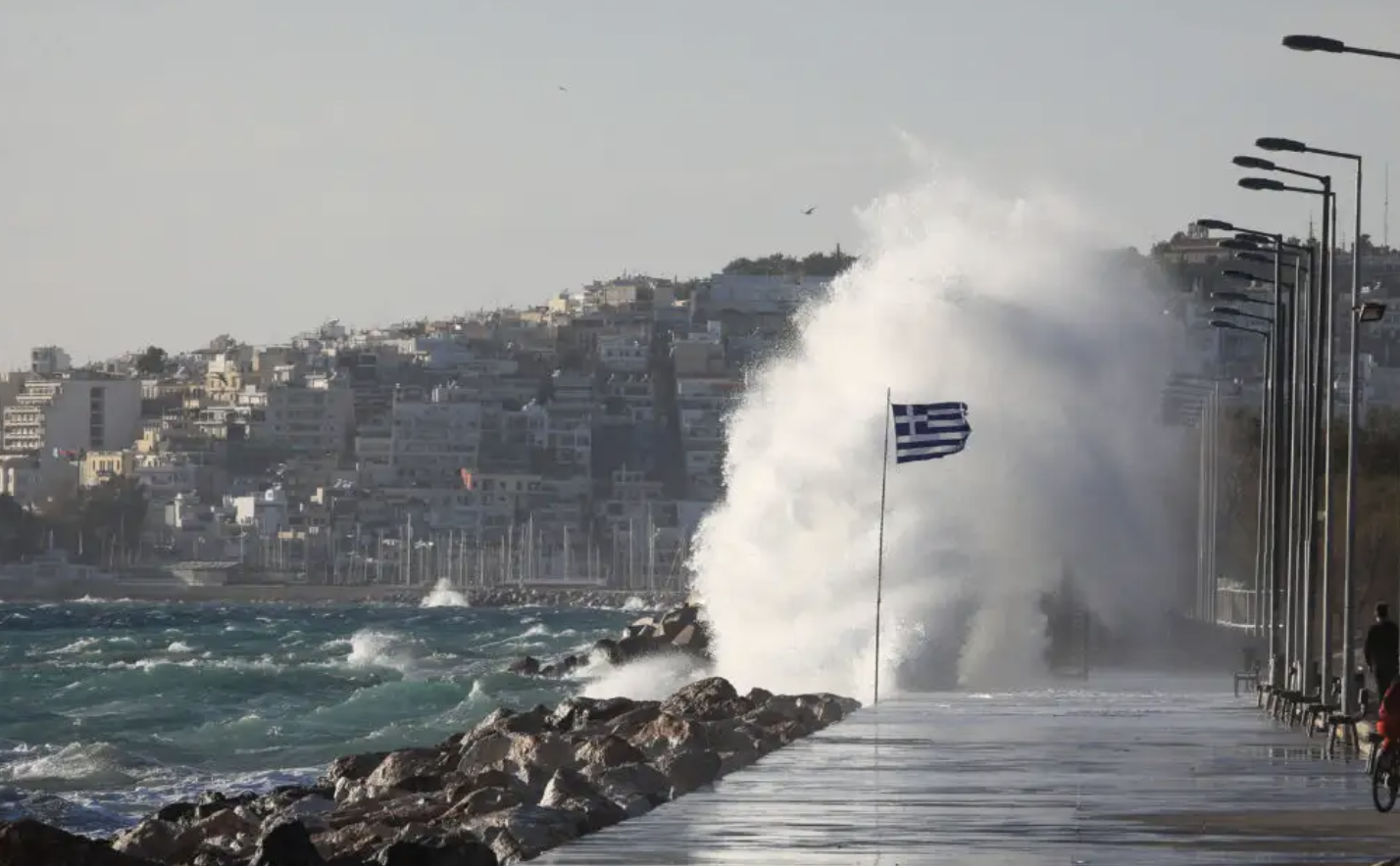 Καιρός: Έντονη ζέστη και ισχυροί άνεμοι σήμερα – Πού θα φτάσει ο υδράργυρος