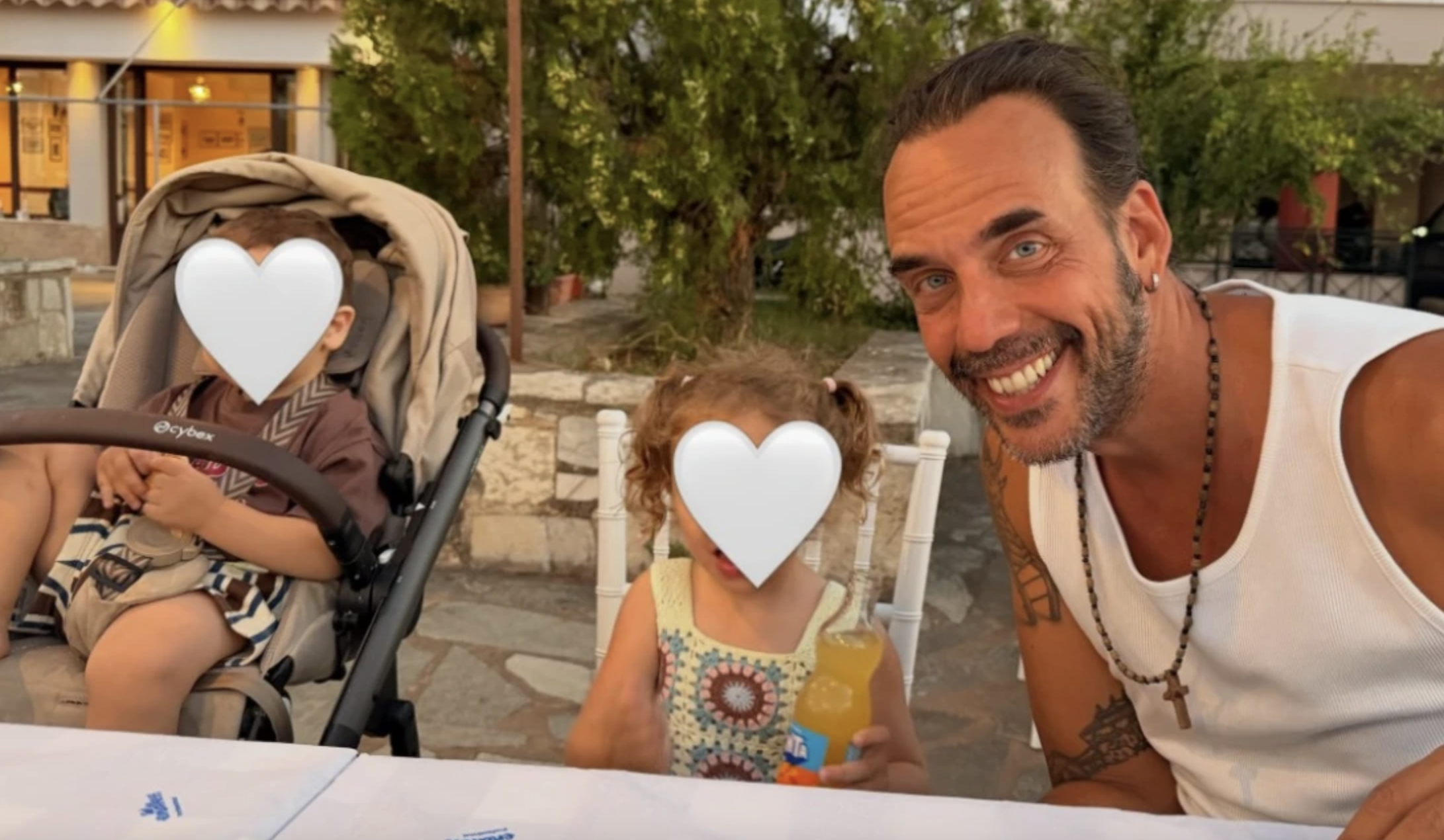 Πάνος Μουζουράκης: Οικογενειακές στιγμές στις διακοπές με τη Μαριλού Κόζαρη και τα παιδιά τους Πάνος Μουζουράκης: Οικογενειακές στιγμές στις διακοπές με τη Μαριλού Κόζαρη και τα παιδιά τους