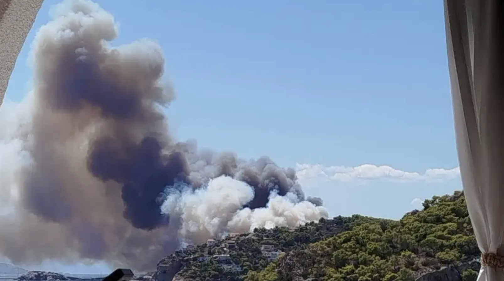 Τραγωδία στη Σαλαμίνα: Δύο νεκροί από τη μεγάλη φωτιά – Καίγονται σπίτια, εκκενώσεις και διά θαλάσσης