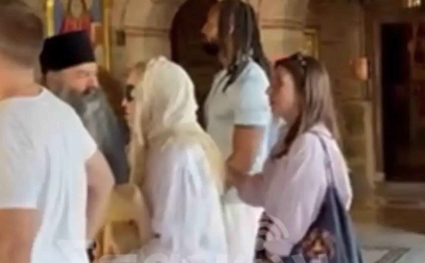 Madonna: Στα Μετέωρα η παγκόσμια σταρ – Εικόνες και βίντεο από την επίσκεψή της στη Μονή Βαρλαάμ Madonna: Στα Μετέωρα η παγκόσμια σταρ – Εικόνες και βίντεο από την επίσκεψή της στη Μονή Βαρλαάμ
