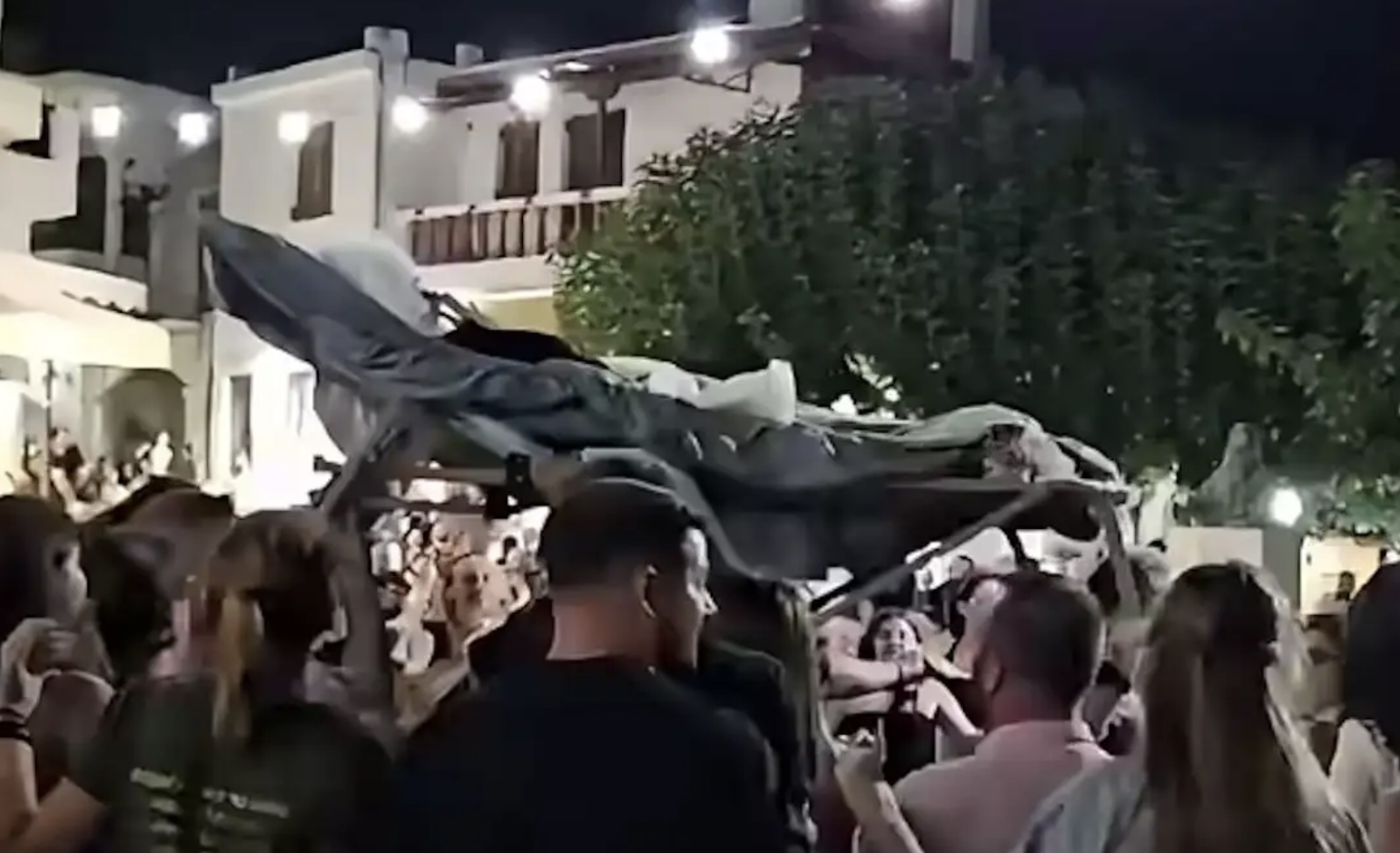 Μυλοπόταμος: Ποια είναι η 90χρονη γιαγιά που έγινε viral στο πανηγύρι από την ξαπλώστρα Μυλοπόταμος: Ποια είναι η 90χρονη γιαγιά που έγινε viral στο πανηγύρι από την ξαπλώστρα