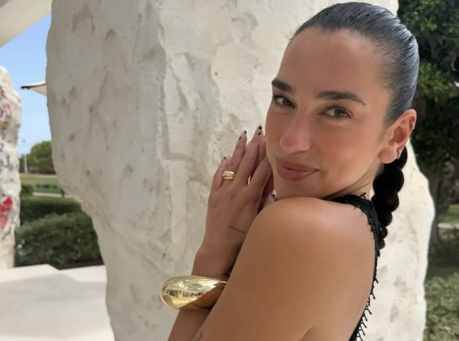 Dua Lipa: Έκλεισε τα 31 και μοιράστηκε αδημοσίευτη φωτογραφία από τον γάμο της – Οι ευχές της οικογένειάς της Dua Lipa: Έκλεισε τα 31 και μοιράστηκε αδημοσίευτη φωτογραφία από τον γάμο της – Οι ευχές της οικογένειάς της