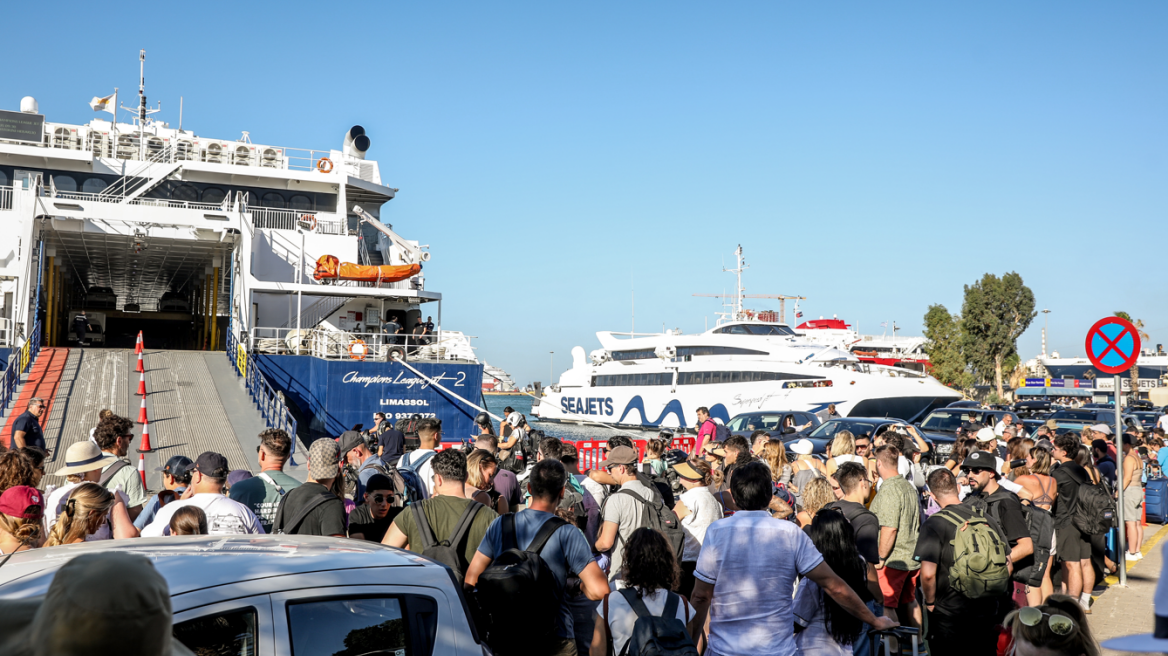 Κορυφώνεται η έξοδος του Αυγούστου: Πάνω από 61.000 επιβάτες αναχώρησαν από τα λιμάνια της Αττικής
