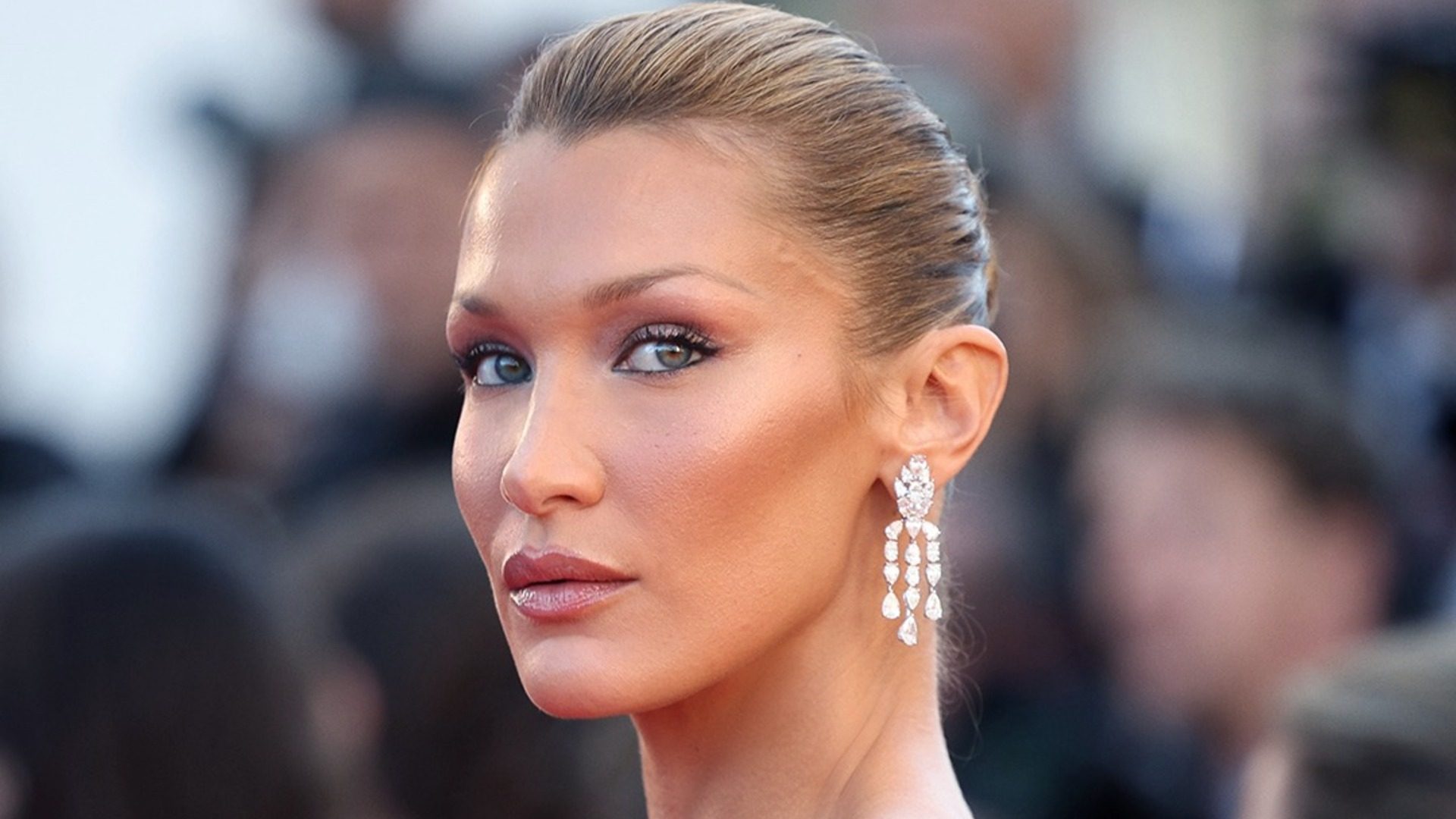 Bella Hadid: Δύο εμφανίσεις, δύο διαφορετικά στιλ – Οι συνδυασμοί που αξίζει να δοκιμάσουμε