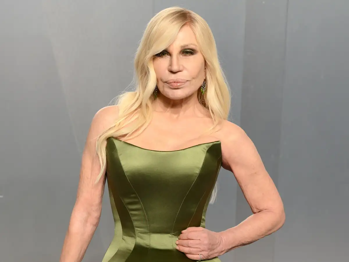 Donatella Versace: Επιστρέφει δυναμικά με νέο εγχείρημα μετά την αποχώρησή της από τον εμβληματικό οίκο μόδας