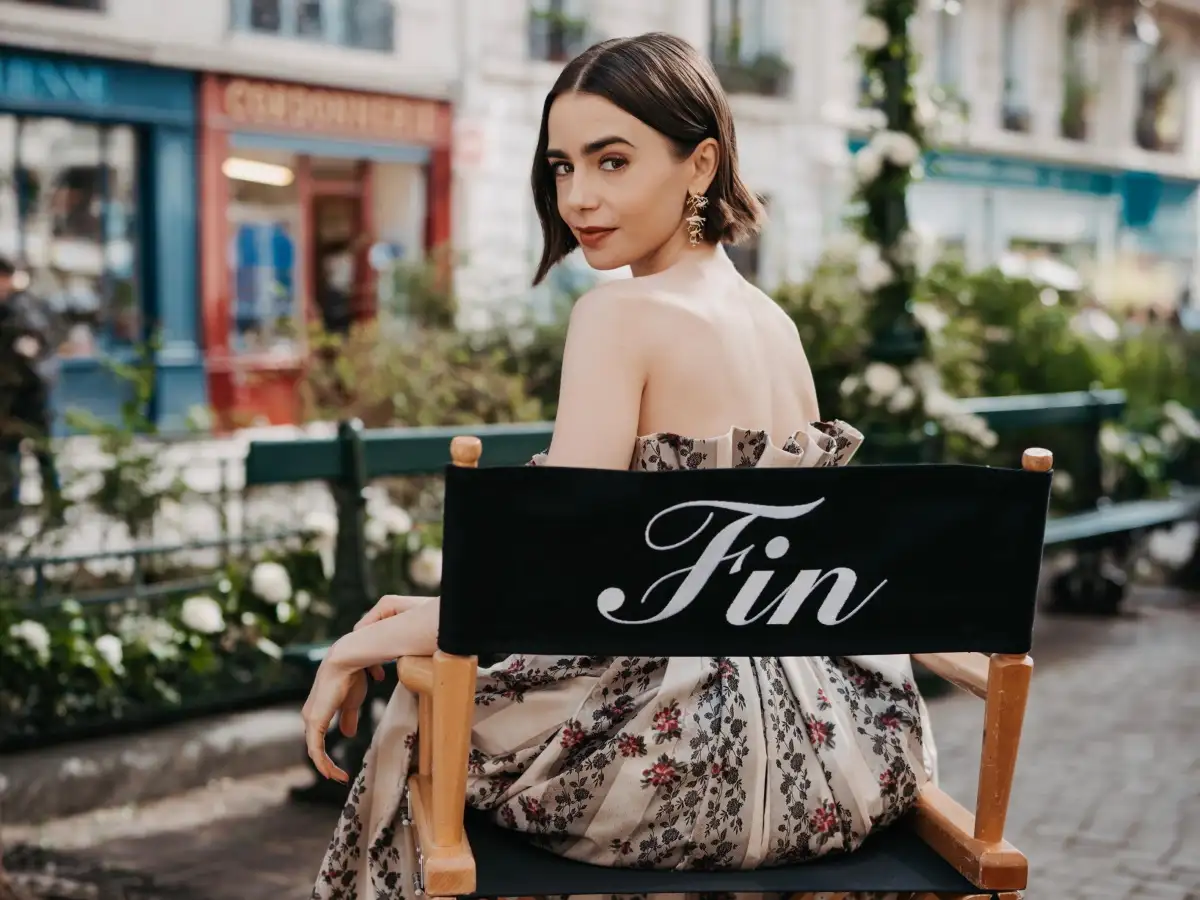 Lily Collins: Αποχαιρετά την Emily Cooper μετά από 6 σεζόν – «Αυτό το κεφάλαιο με άλλαξε για πάντα» Lily Collins: Αποχαιρετά την Emily Cooper μετά από 6 σεζόν – «Αυτό το κεφάλαιο με άλλαξε για πάντα»