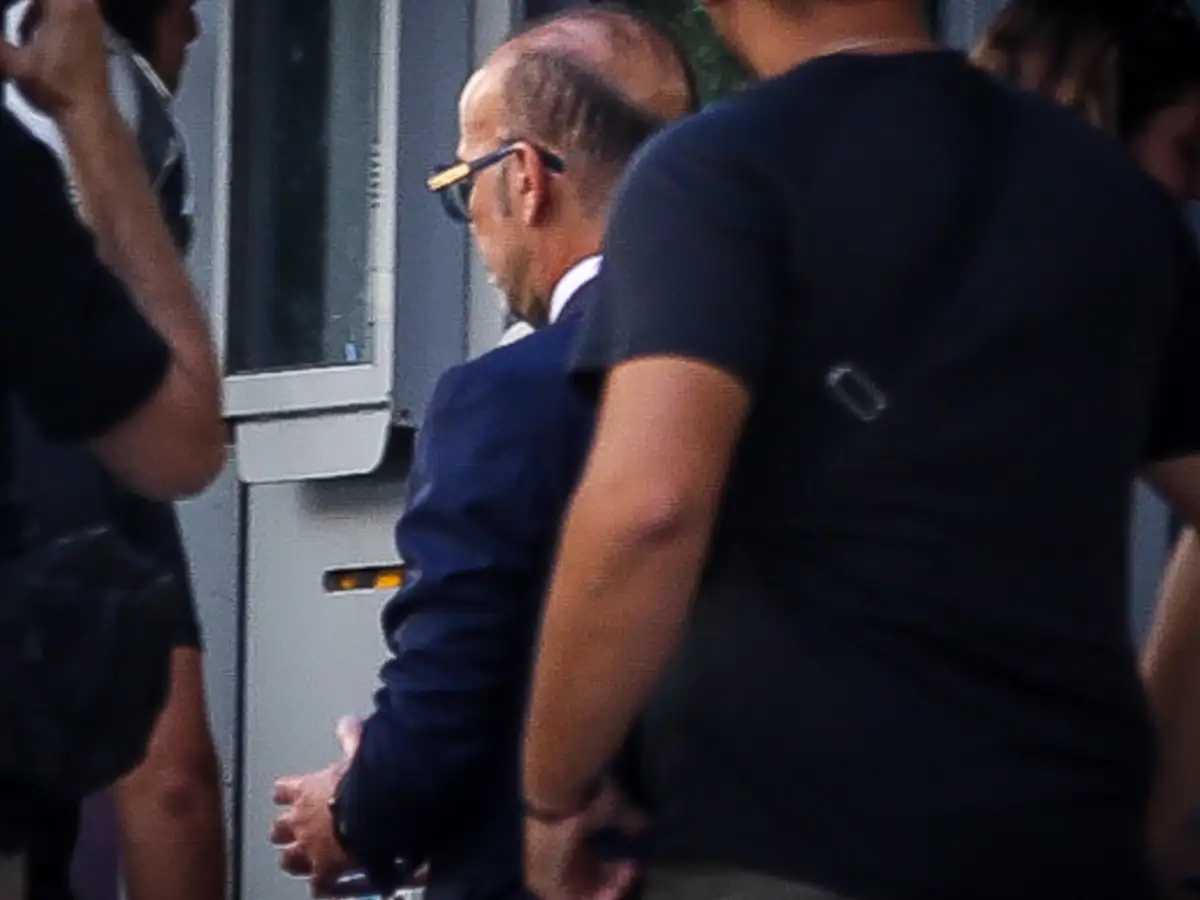 Γιώργος Μαζωνάκης: Με χειροπέδες οι δύο γιατροί για τον θάνατο του τραγουδιστή