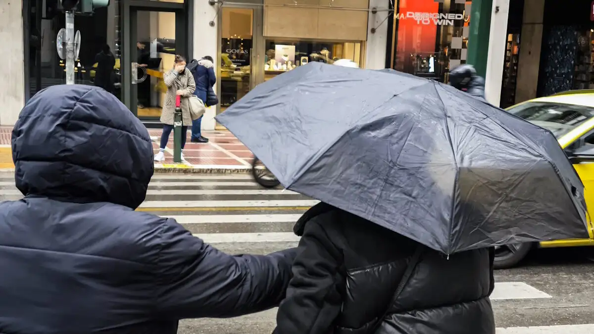 Καιρός σήμερα: Τοπικές βροχές, θυελλώδεις άνεμοι και πτώση της θερμοκρασίας