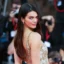 Kendall Jenner: Η ζιγκ-ζαγκ χωρίστρα επιστρέφει και μας ταξιδεύει στα ’00s Kendall Jenner: Η ζιγκ-ζαγκ χωρίστρα επιστρέφει και μας ταξιδεύει στα ’00s
