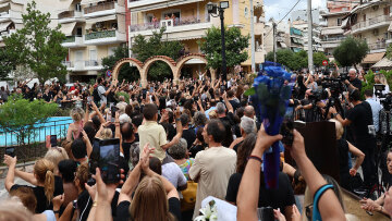 Γιώργος Μαζωνάκης: Η οικογένειά του στην Αγία Τριάδα Νίκαιας – Πλήθος κόσμου για το τελευταίο «αντίο»