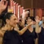 Ντούα Λίπα: Το viral βίντεο από οικογενειακό γλέντι στο Κόσοβο – Χόρεψε με ποτήρι στο κεφάλι