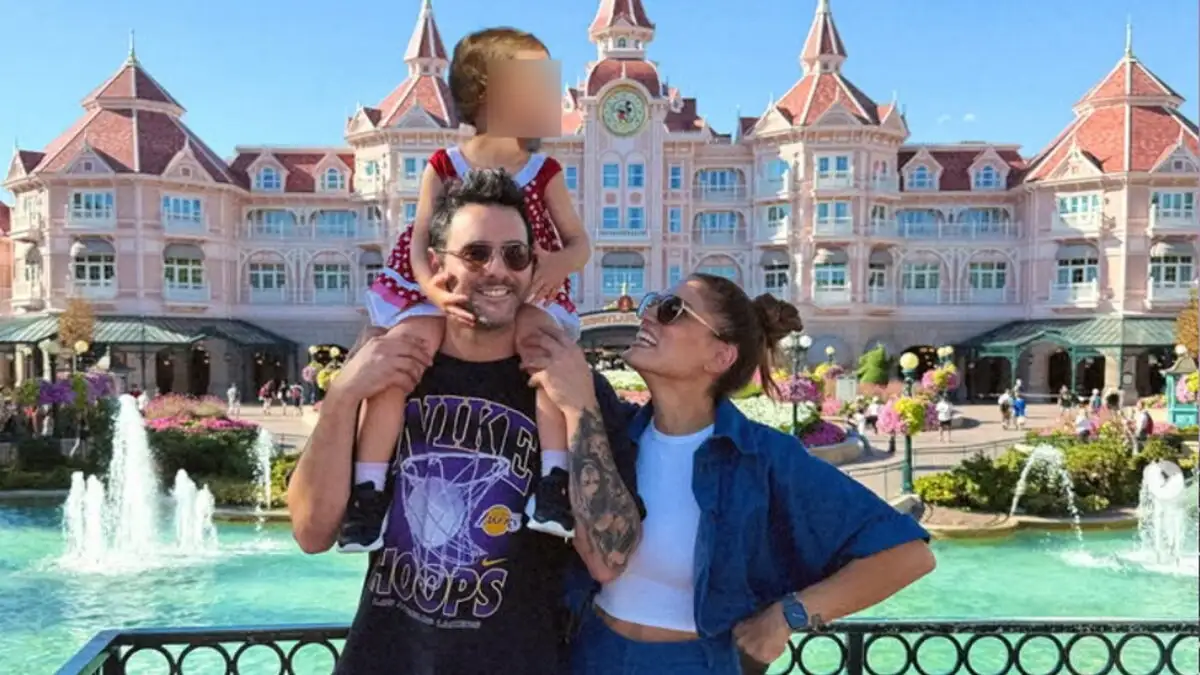 Μαίρη Συνατσάκη και Ίαν Στρατής στη Disneyland με την κόρη τους – Το οικογενειακό ταξίδι και ο ενθουσιασμός στην παρέλαση
