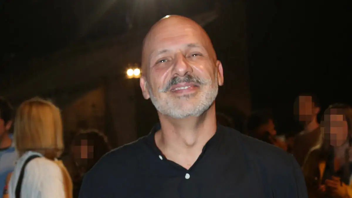 Νίκος Μουτσινάς: Γενέθλια πάνω από τα σύννεφα – «Είμαι πια παρών να βιώσω τη χαρά χωρίς καμία τύψη»