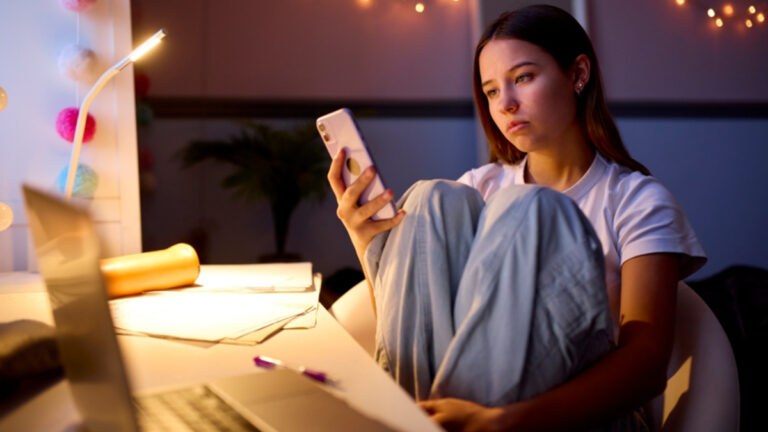 Εθισμός στα social media: Οδηγός επιβίωσης για μικρούς και μεγάλους