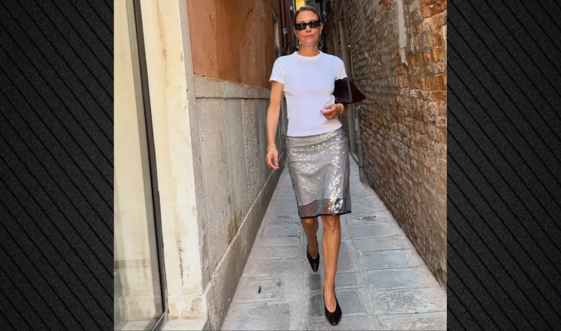 Βίκυ Καγιά: Το κομψό look στη Βενετία με λευκό t-shirt και φούστα με παγιέτες