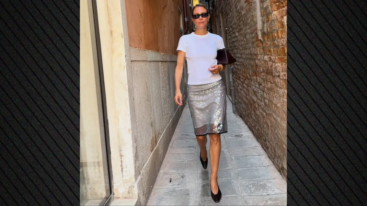 Βίκυ Καγιά: Το κομψό look στη Βενετία με λευκό t-shirt και φούστα με παγιέτες