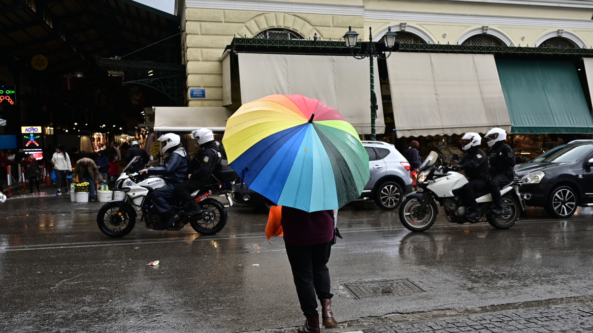 Καιρός: Βροχές και καταιγίδες στα ανατολικά και νότια – Από το απόγευμα η σταδιακή βελτίωση