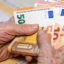 Κατώτατος μισθός: Πώς θα φτάσει στα 1.000 ευρώ και ποιοι δείκτες θα καθορίζουν τις αυξήσεις