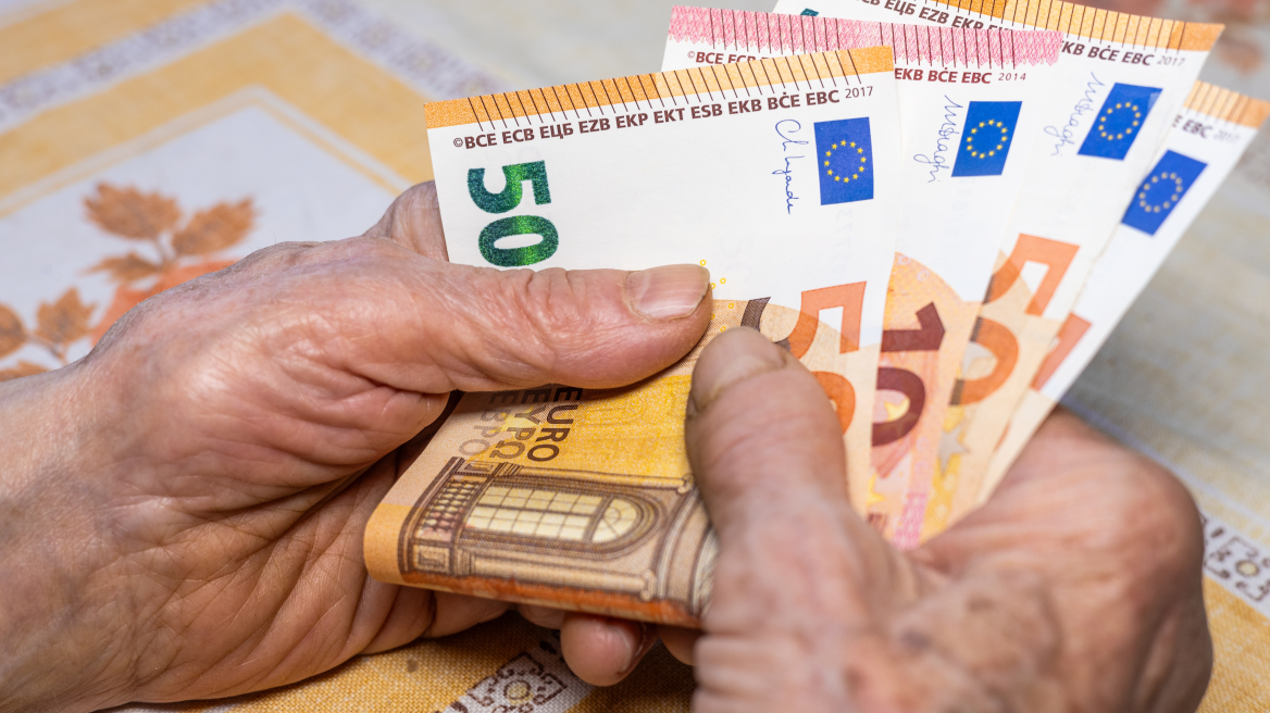 Κατώτατος μισθός: Πώς θα φτάσει στα 1.000 ευρώ και ποιοι δείκτες θα καθορίζουν τις αυξήσεις