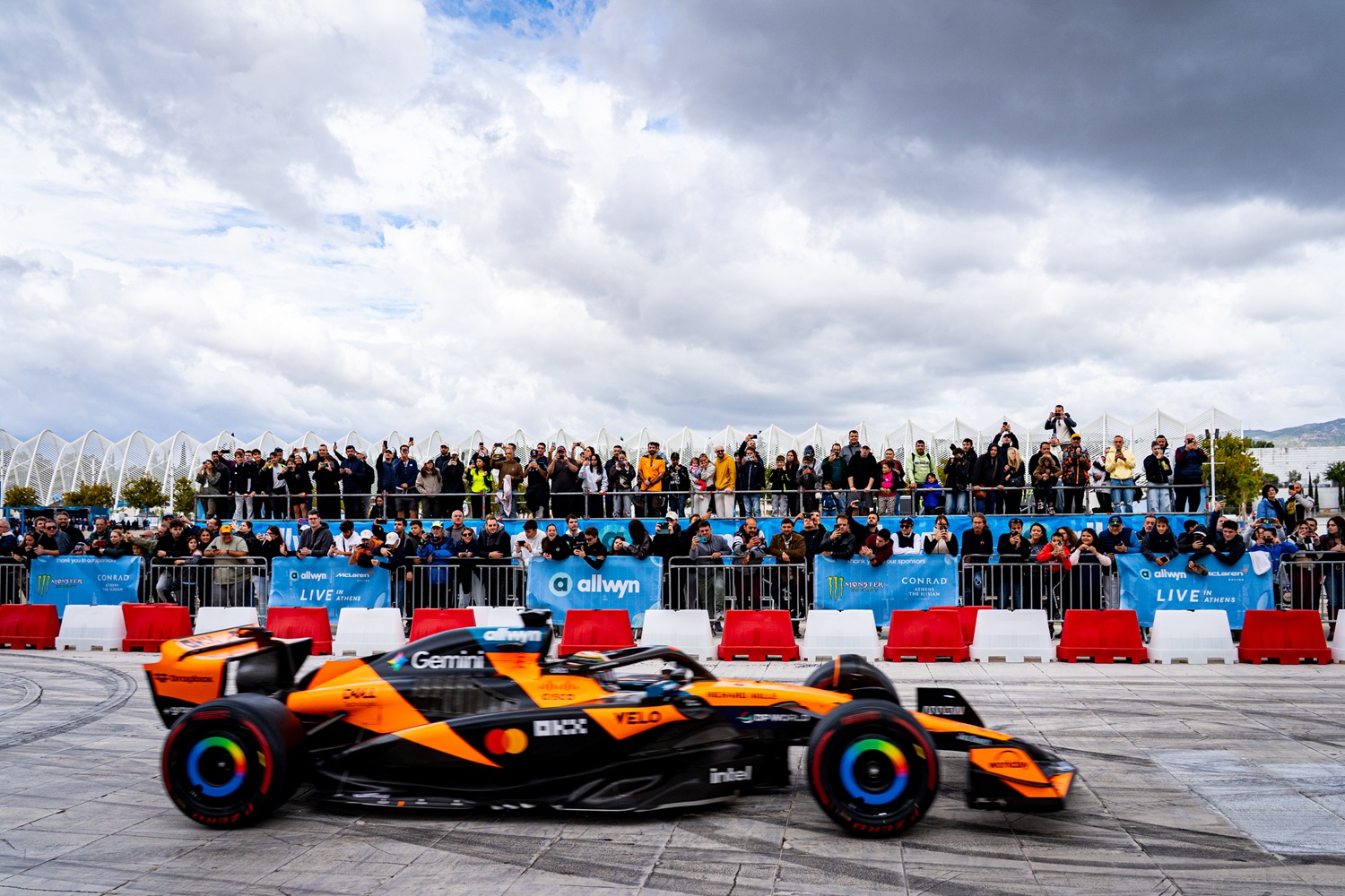 Μπορεί το Allwyn | McLaren Racing LIVE IN ATHENS να χωρέσει σε τρεις μόνο λέξεις; Μπορεί το Allwyn | McLaren Racing LIVE IN ATHENS να χωρέσει σε τρεις μόνο λέξεις;