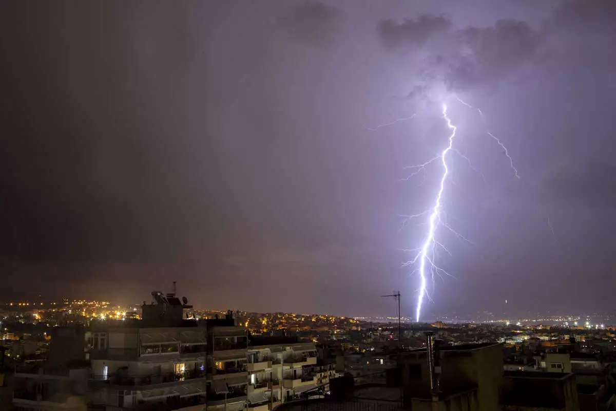 Καιρός σήμερα: Πτώση της θερμοκρασίας, βροχές και ισχυρές καταιγίδες – Πού θα είναι έντονα τα φαινόμενα