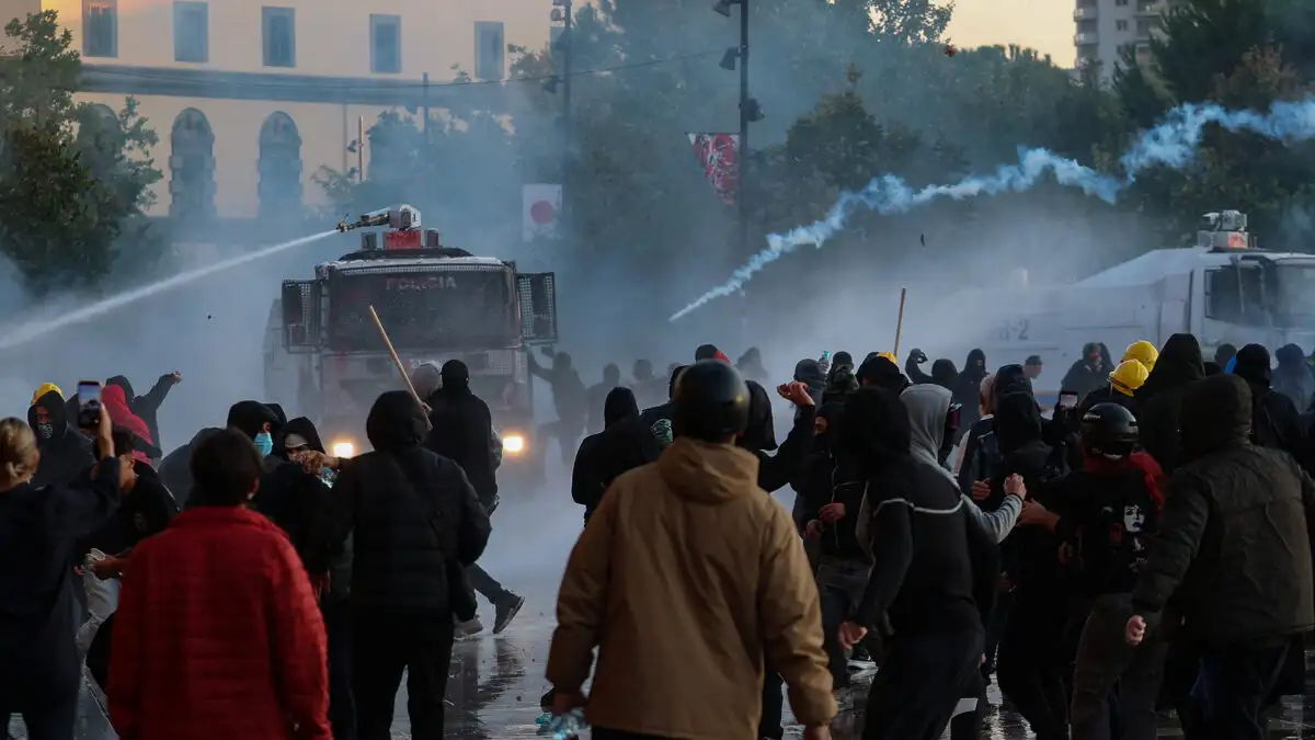 Αλβανία: Έβδομη ημέρα χάους στα Τίρανα με 295 τραυματίες, μολότοφ και φωτιές – Σκληρή απάντηση Ράμα Αλβανία: Έβδομη ημέρα χάους στα Τίρανα με 295 τραυματίες, μολότοφ και φωτιές – Σκληρή απάντηση Ράμα