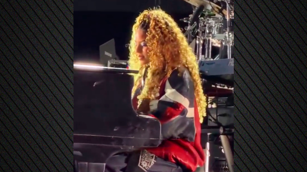 Η 14χρονη κόρη της Μπιγιονσέ και του Jay-Z ανέβηκε στη σκηνή και έπαιξε πιάνο δίπλα στον πατέρα της