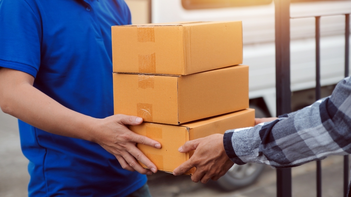 Courier: Τέλος τα μετρητά στις αντικαταβολές – Πώς θα πληρώνουμε πλέον τα δέματα