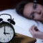 Ξυπνάτε μέσα στη νύχτα και δεν μπορείτε να ξανακοιμηθείτε; Οι πιθανοί λόγοι και τι μπορείτε να κάνετε