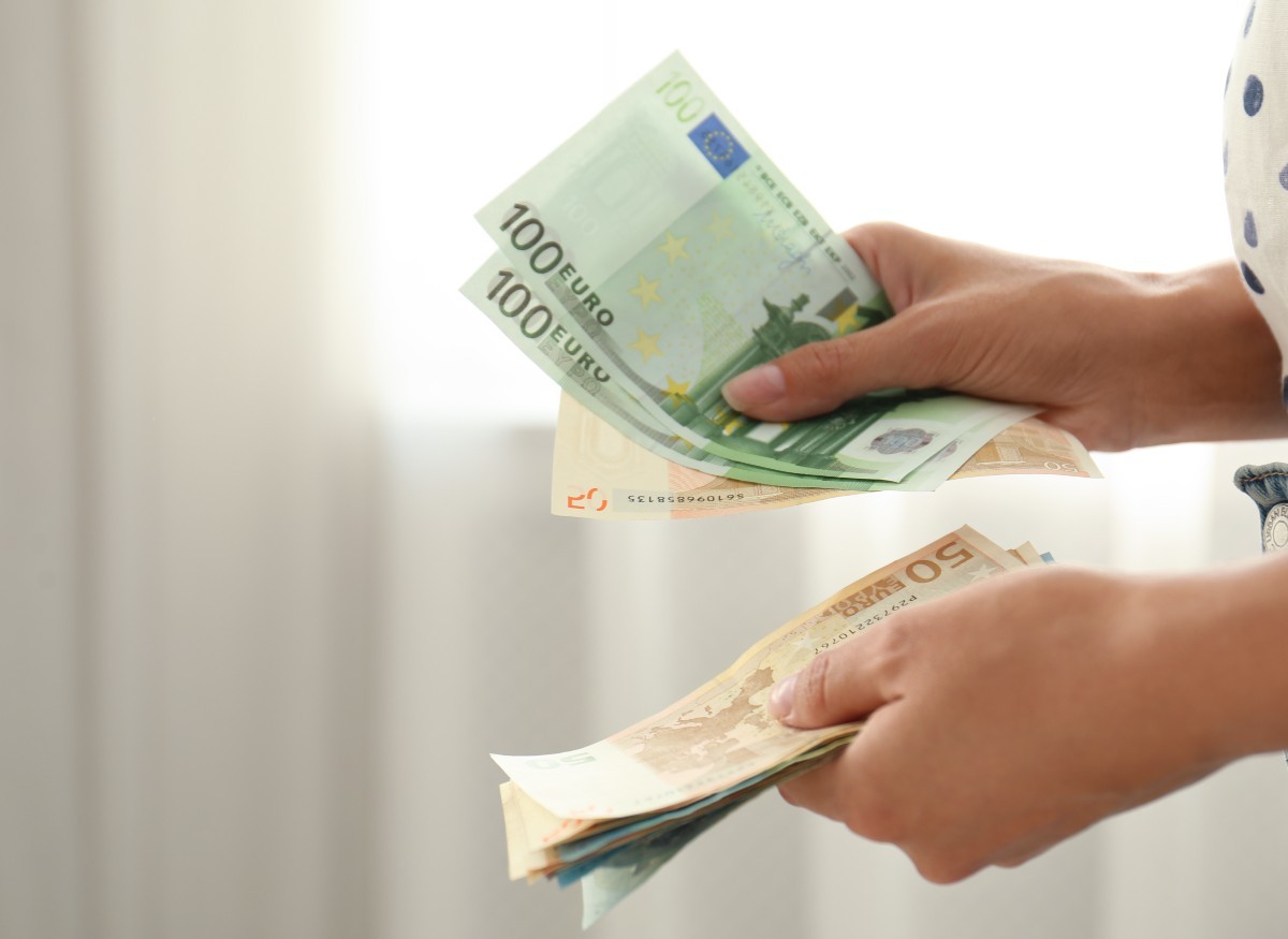 Επίδομα συνταξιούχων: Ποιοι θα δουν 400 ευρώ στον λογαριασμό τους και ποιοι κερδίζουν επιπλέον 150 ευρώ