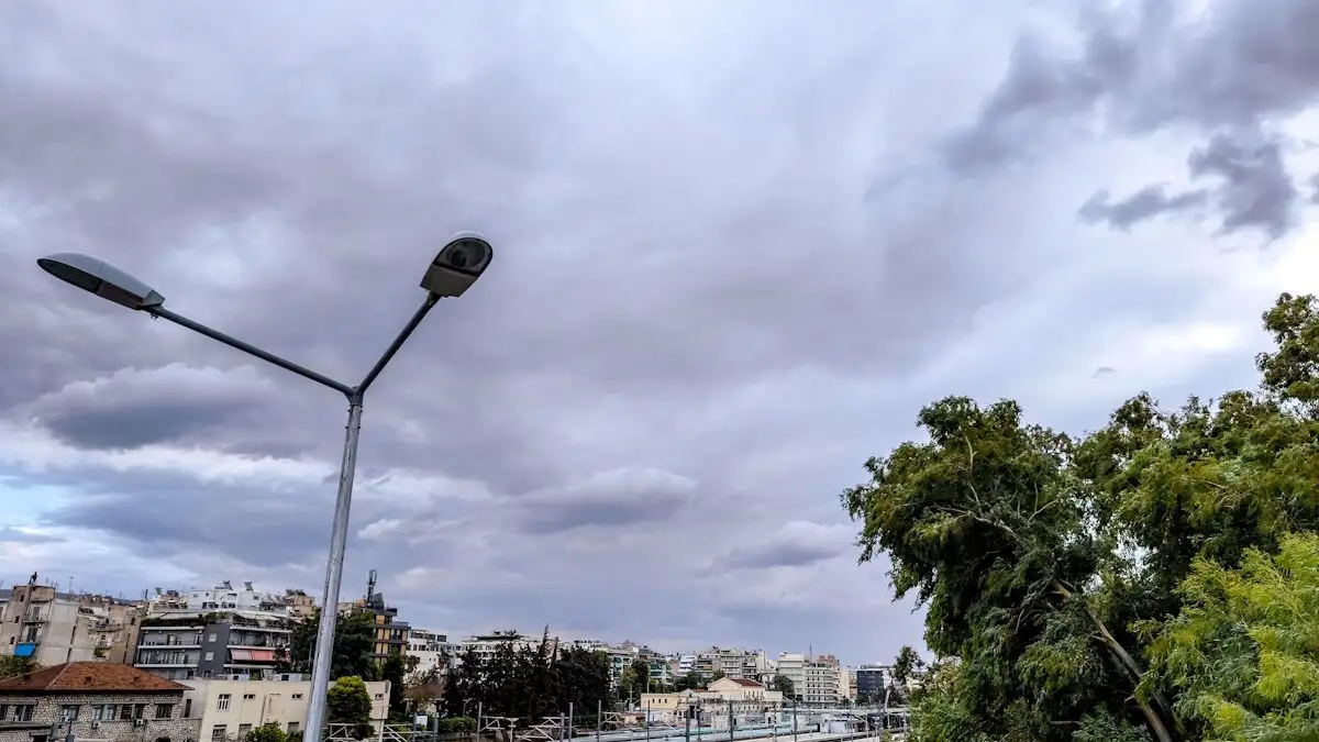 Καιρός σήμερα: Επιμένουν οι βροχές σε Κρήτη και Δωδεκάνησα – Μικρή άνοδος της θερμοκρασίας