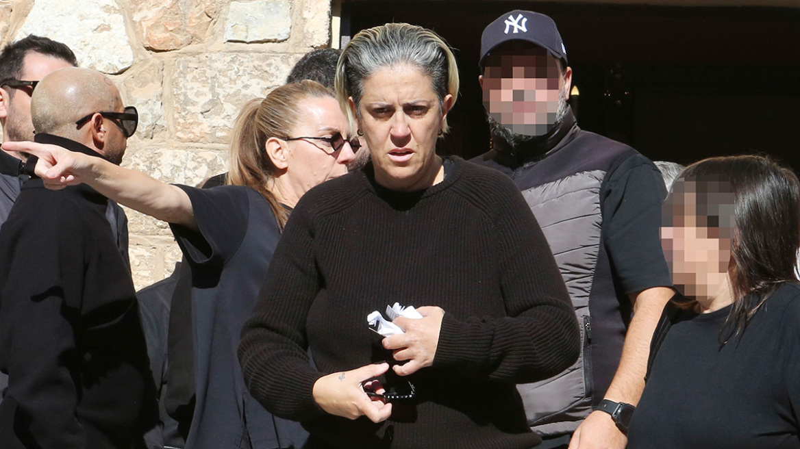 Η αινιγματική ανάρτηση της Μαρίας Μαζωνάκη με μαύρο φόντο και τραγούδι της Ματούλας Ζαμάνη