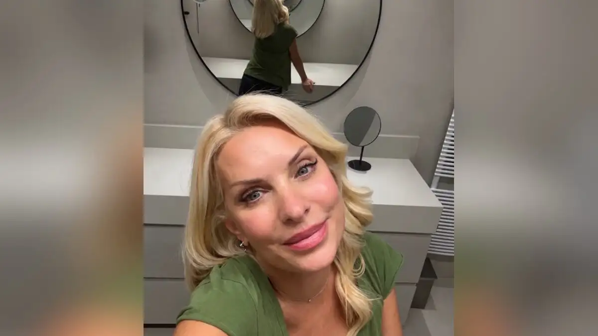 Η Ελένη Μενεγάκη δημοσίευσε selfie που «έπαιζε» με τον καθρέφτη της και ενθουσίασε τους followers της