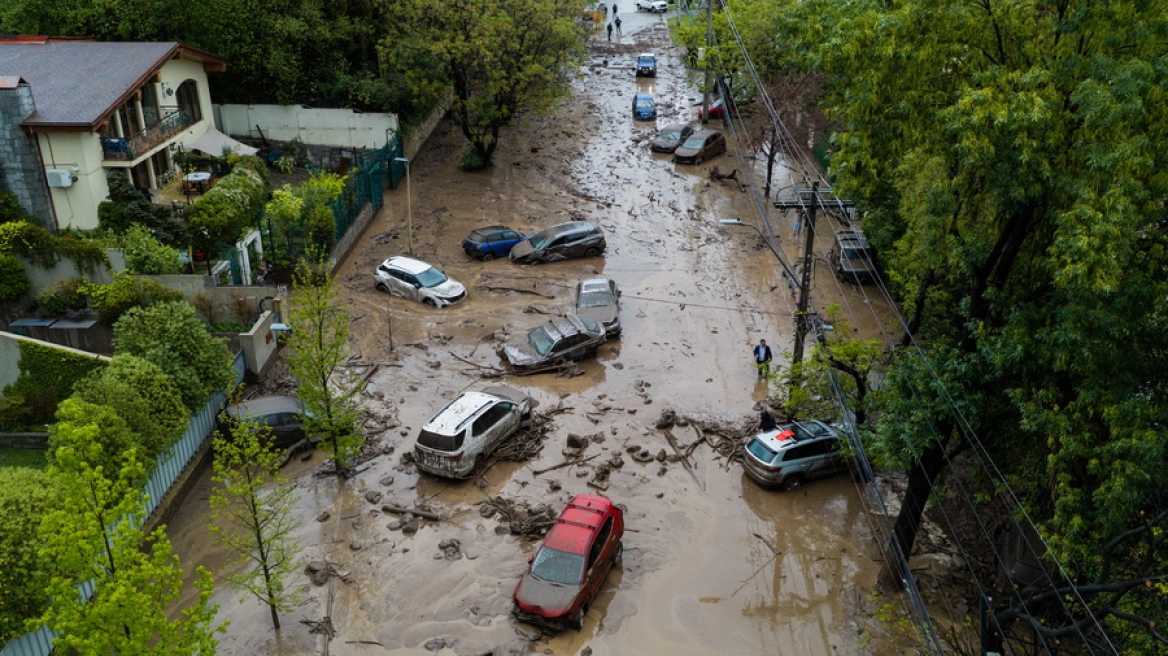 Ποτάμια λάσπης σάρωσαν το Σαντιάγο: Αυτοκίνητα θάφτηκαν στα συντρίμμια – Έξι τραυματίες, ανάμεσά τους βρέφος ενός έτους