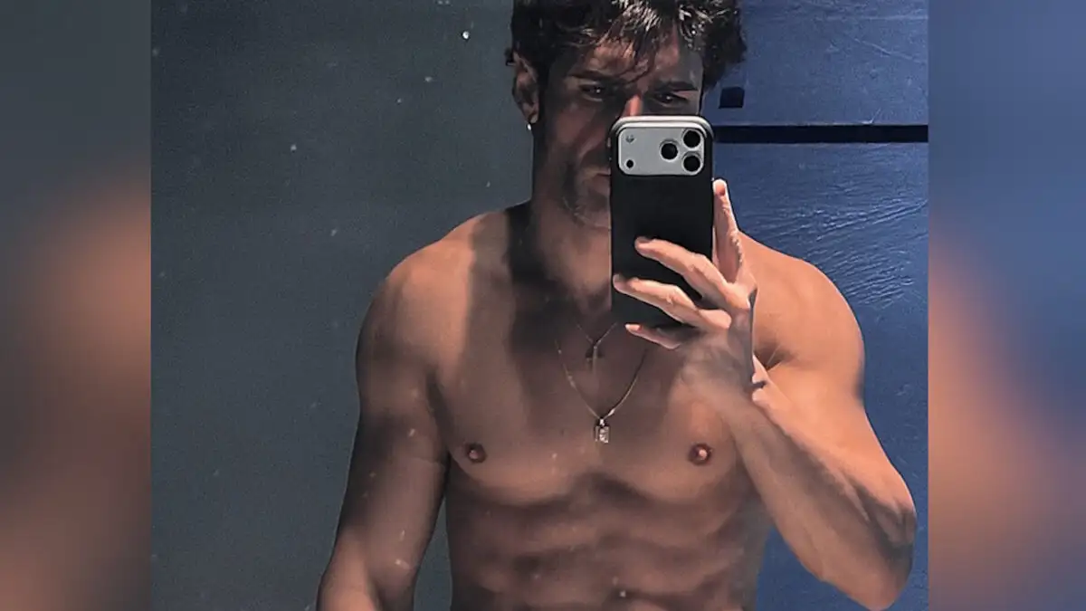Πέτρος Ιακωβίδης: Η selfie χωρίς μπλούζα μπροστά στον καθρέφτη που τράβηξε τα βλέμματα – Οι καλογυμνασμένοι κοιλιακοί του