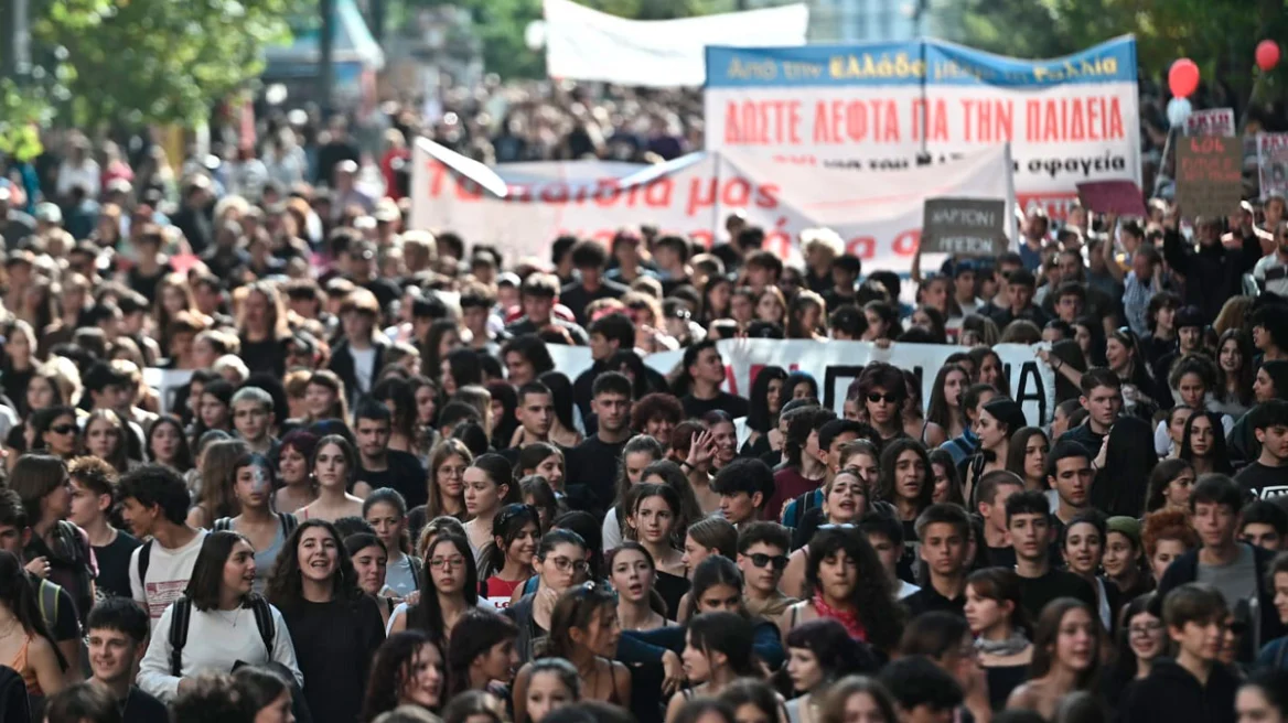 Αθήνα: Συνθήματα, γαλλικά πανό και «Bella Ciao» στο πανεκπαιδευτικό συλλαλητήριο
