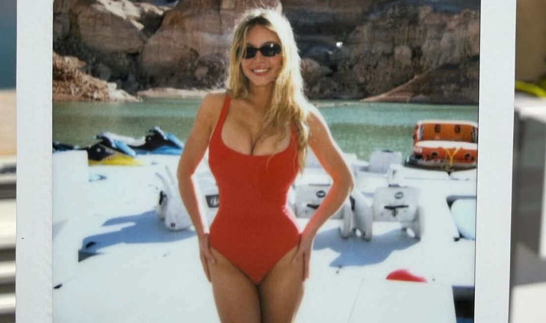 Σίντνεϊ Σουίνι: Σε «Baywatch» διάθεση στις διακοπές με τον σύντροφό της – Δείτε φωτογραφίες
