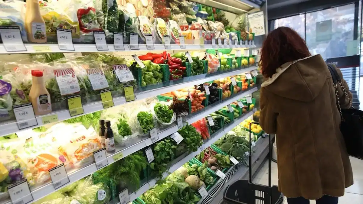 Συνεχίζεται η μείωση των τιμών στα ράφια έως το τέλος του 2026