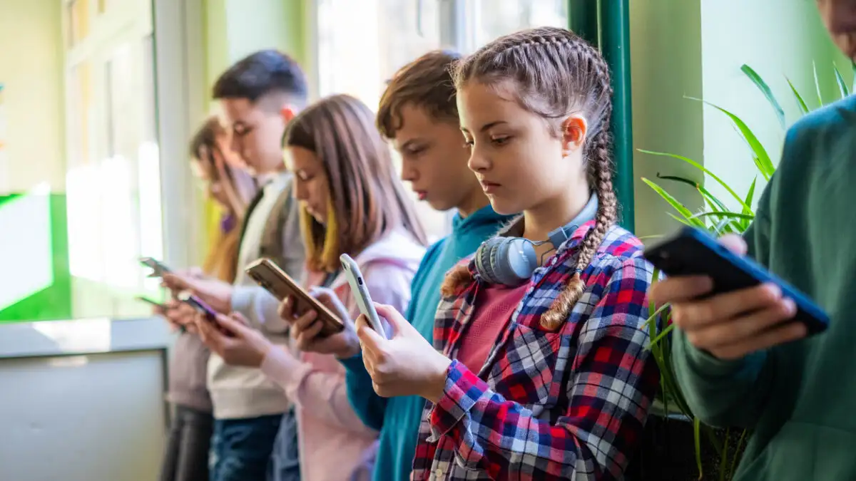 Kids Wallet: Παρουσιάζεται το σχέδιο για τον περιορισμό των social media στους ανηλίκους – Πώς θα γίνεται η επαλήθευση ηλικίας